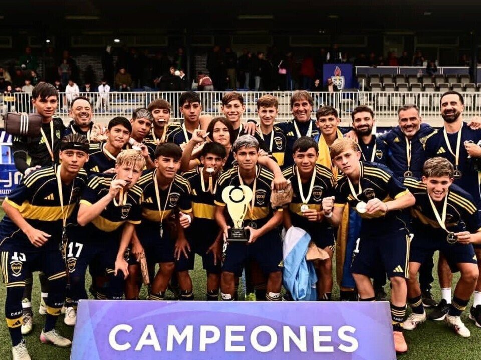 La Octava del Xeneize se coronó campeón y se trajo la copa desde España