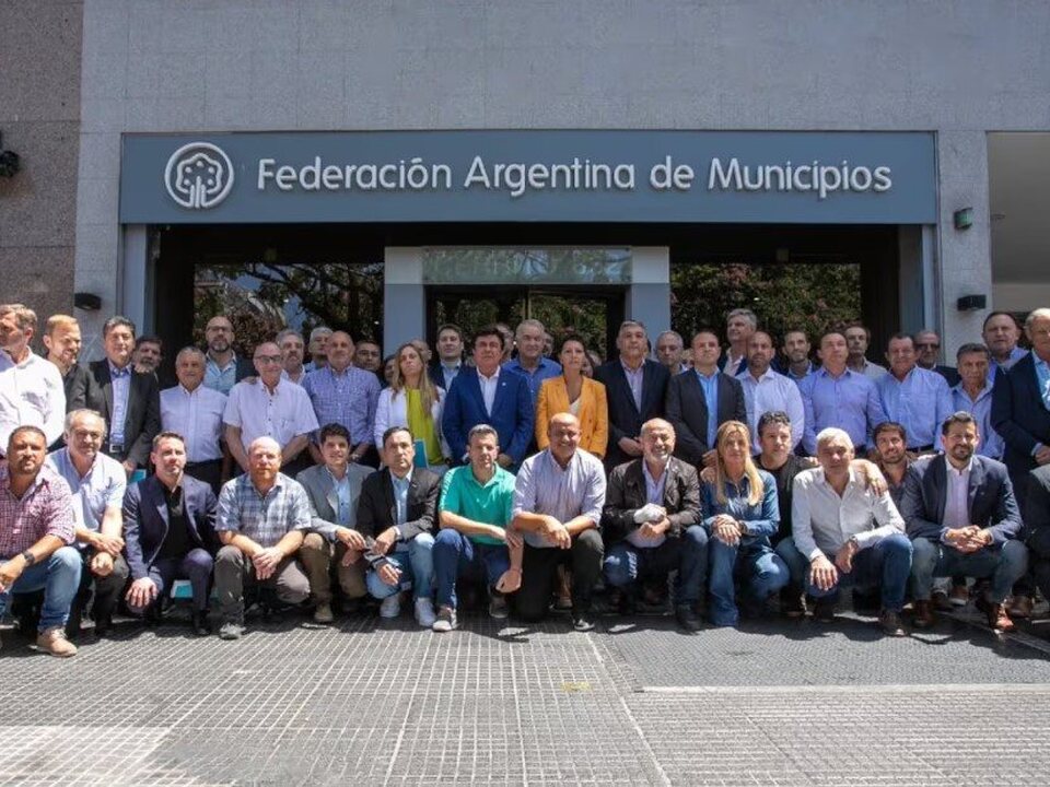 Intendentes de todo el País fueron al Ministerio de Economía para reclamar fondos y la reactivación de las obras