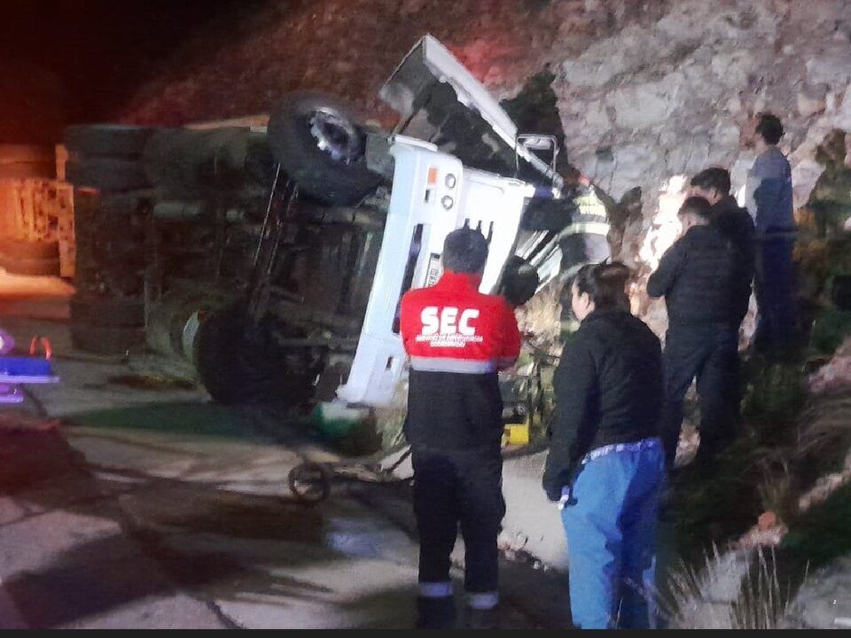 Volcó un camión en la "Cuesta de los Terneros"