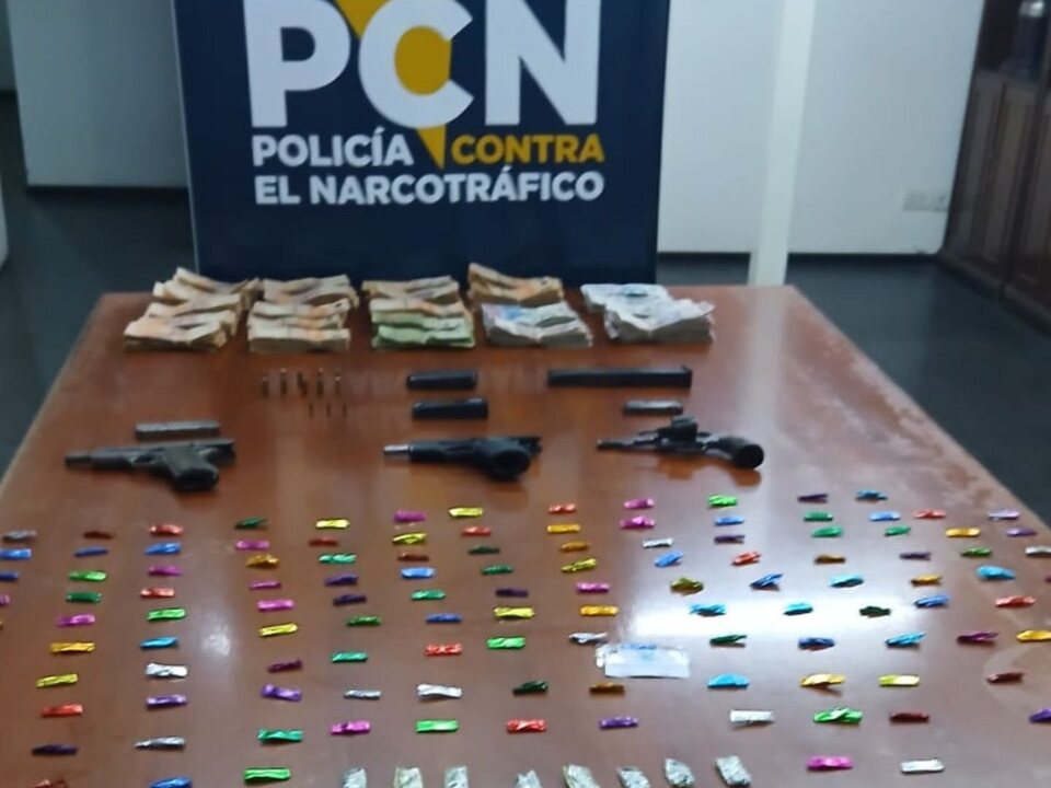 La Policía de Mendoza desarticuló una red, secuestró drogas, armas y detuvo a cuatro personas
