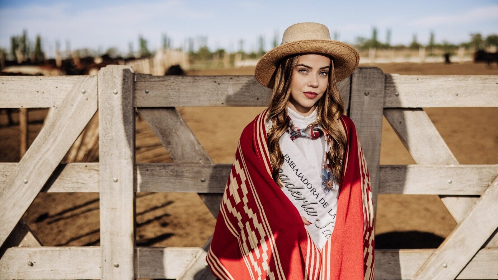 Julieta se prepara para representar a San Rafael en la fiesta de la ganadería