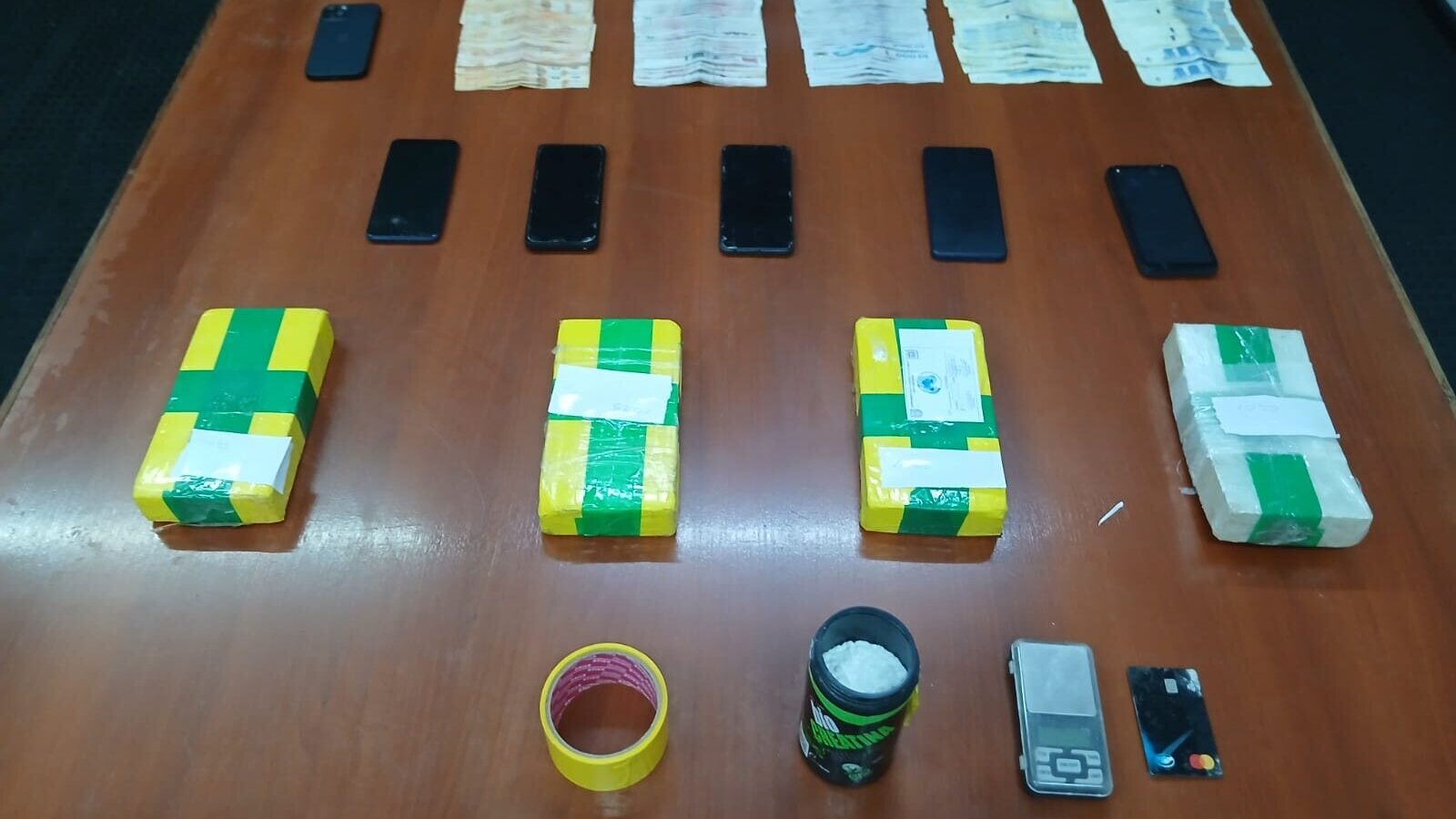 Cinco detenidos y más de cuatro kilos de cocaína secuestrados en operativos