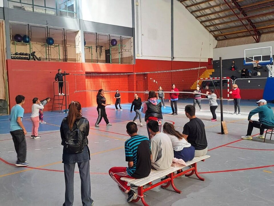 Más de 120 chicos participan de las olimpíadas "compartiendo movimiento" en el poli 2