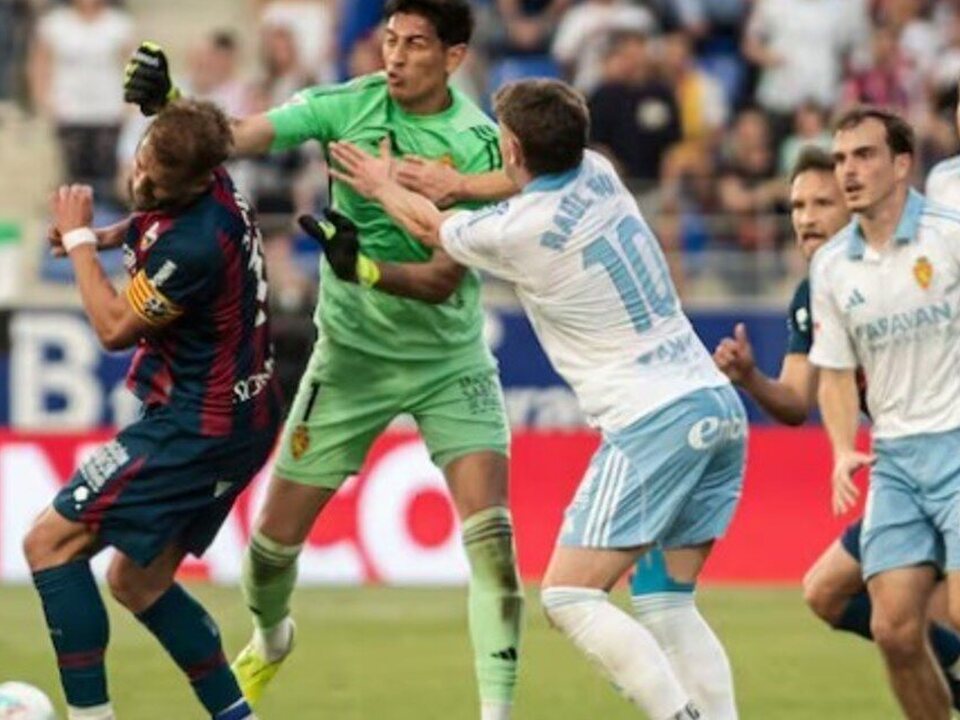 Esteban Andrada fue expulsado tras una agresión violenta en el final de Huesca vs Zaragoza