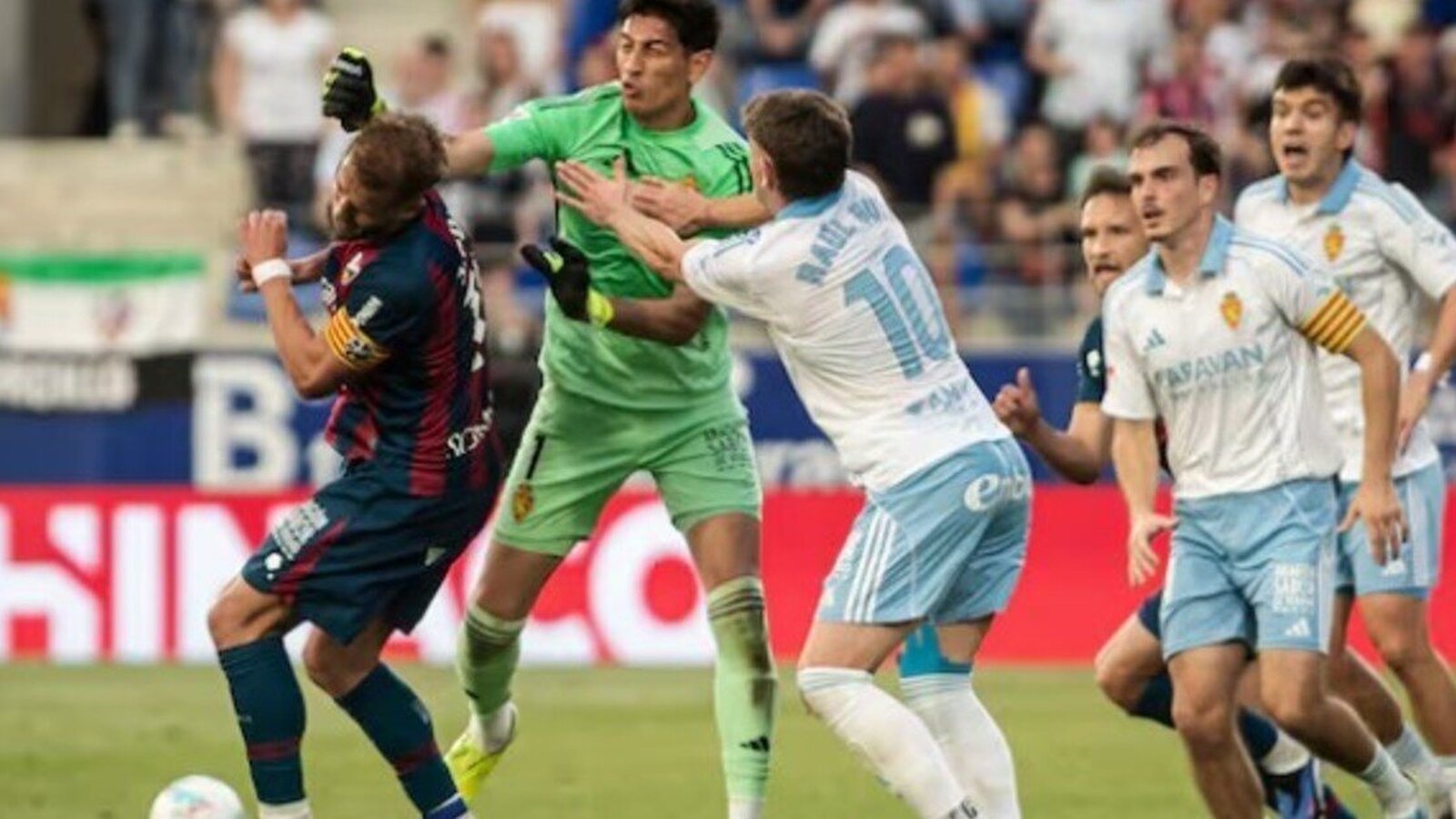 Esteban Andrada fue expulsado tras una agresión violenta en el final de Huesca vs Zaragoza