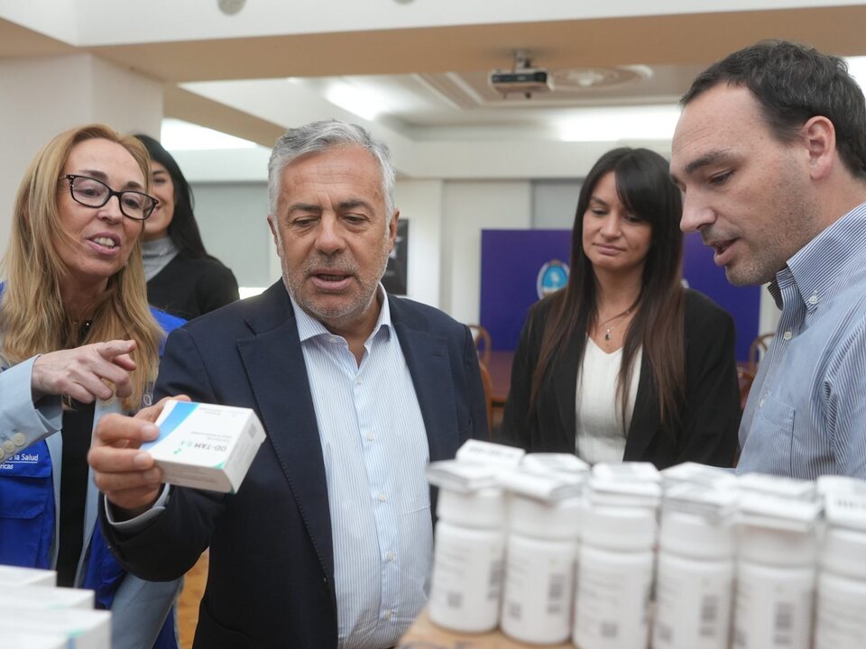 Cornejo presentó nuevos medicamentos importados y recorrió un operativo de vacunación y atención ciudadana