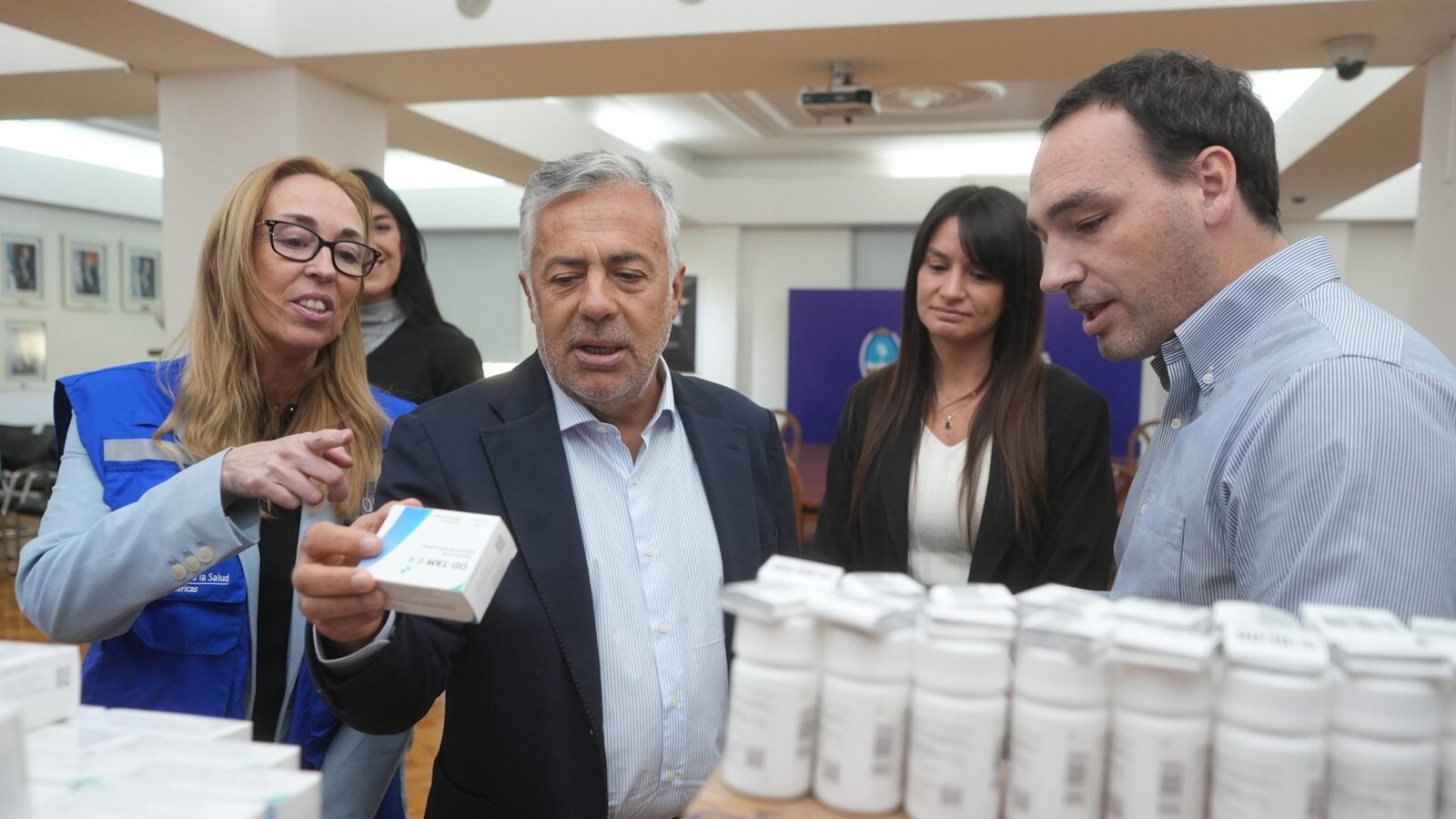 Cornejo presentó nuevos medicamentos importados y recorrió un operativo de vacunación y atención ciudadana