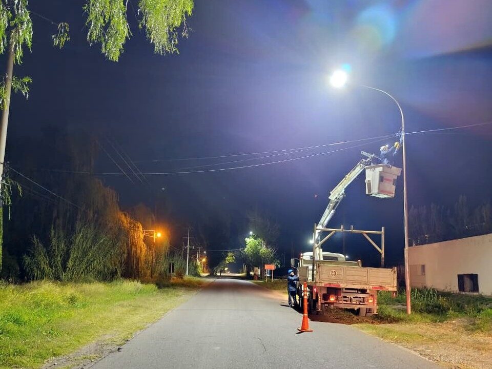 El municipio incorporó luces led en la traza de calle El Toledano