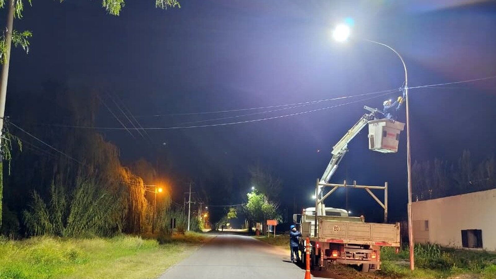 El municipio incorporó luces led en la traza de calle El Toledano