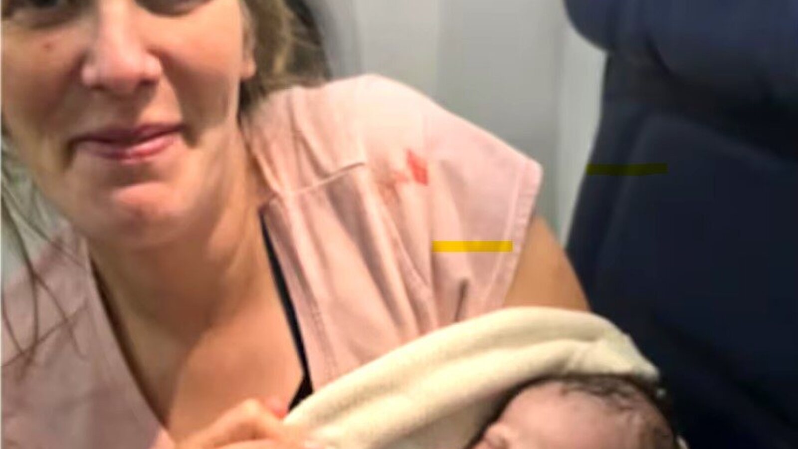 Una pasajera embarazada dio a luz en pleno vuelo, antes del aterrizaje