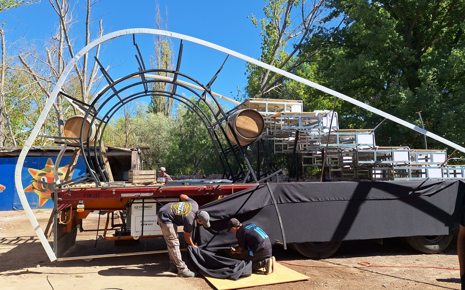 El carro sanrafaelino para la vía blanca y el carrusel emprende viaje a Mendoza