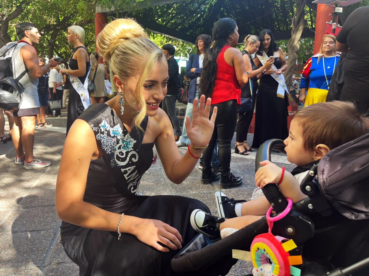 Reinas de todo corazón: Azul Antolínez acompaña al asilo hogar las Mercedes